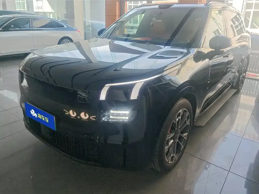 Lynk & Co 900