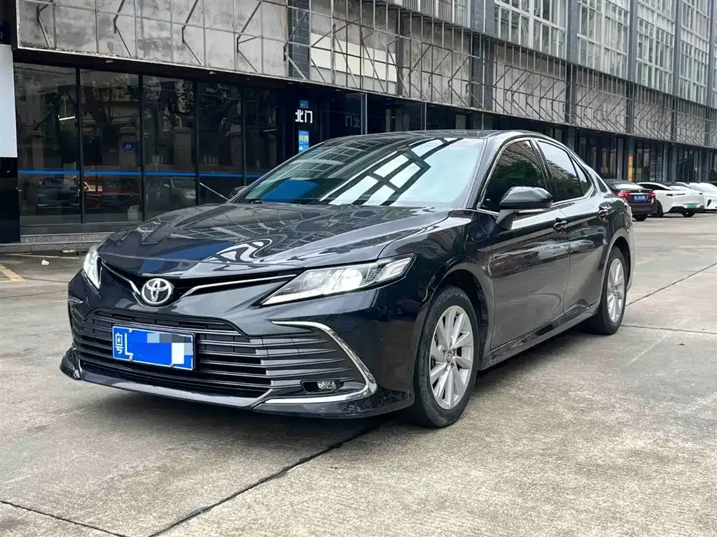 Toyota Camry — фото 1