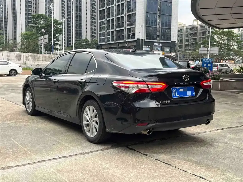 Toyota Camry — фото 5