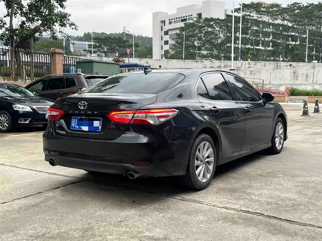 Toyota Camry — фото 7