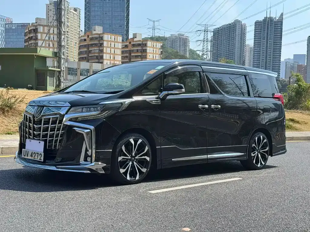Toyota Alphard — фото 1