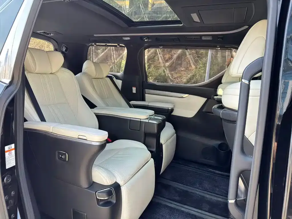 Toyota Alphard — фото 2