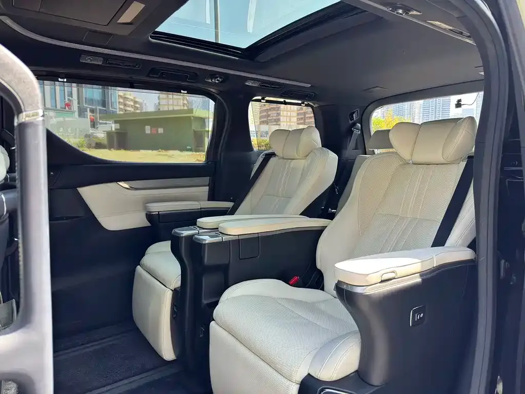 Toyota Alphard — фото 4