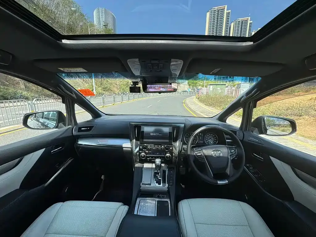 Toyota Alphard — фото 5