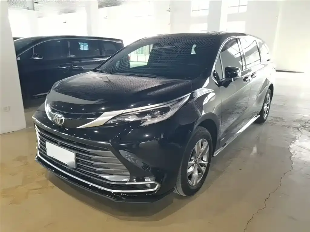 Toyota Sienna — фото 1