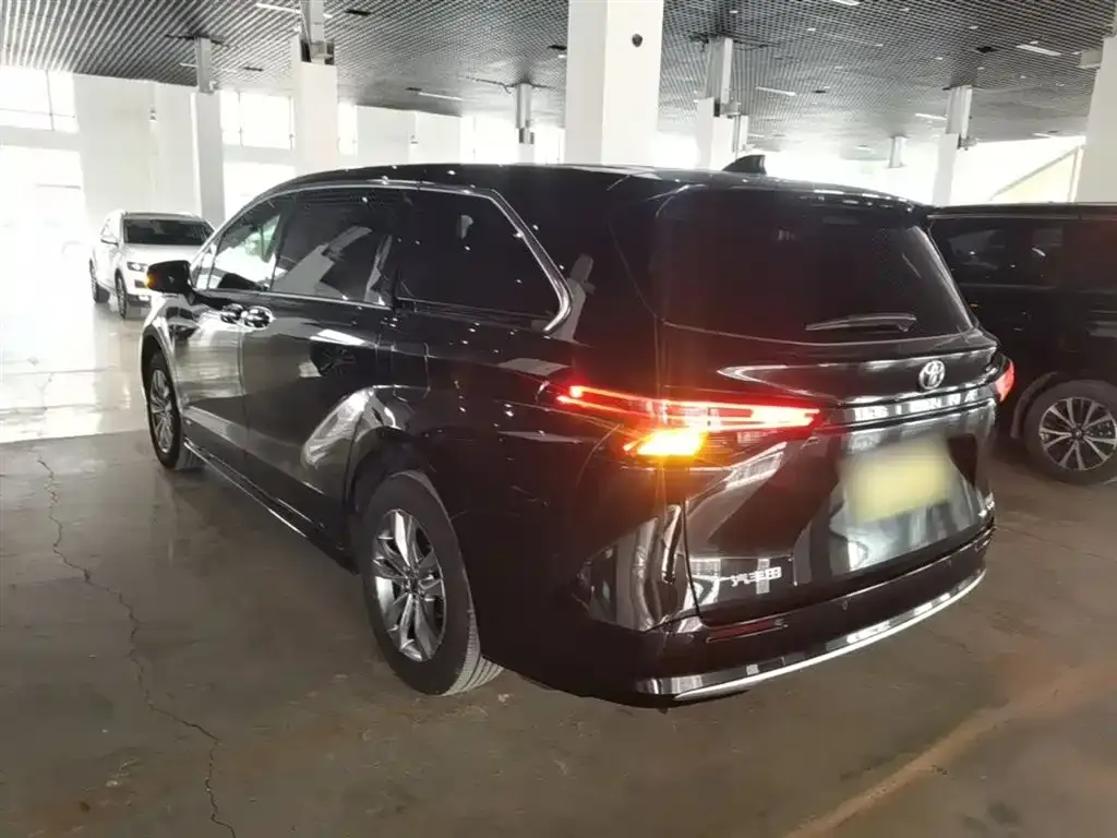 Toyota Sienna — фото 10