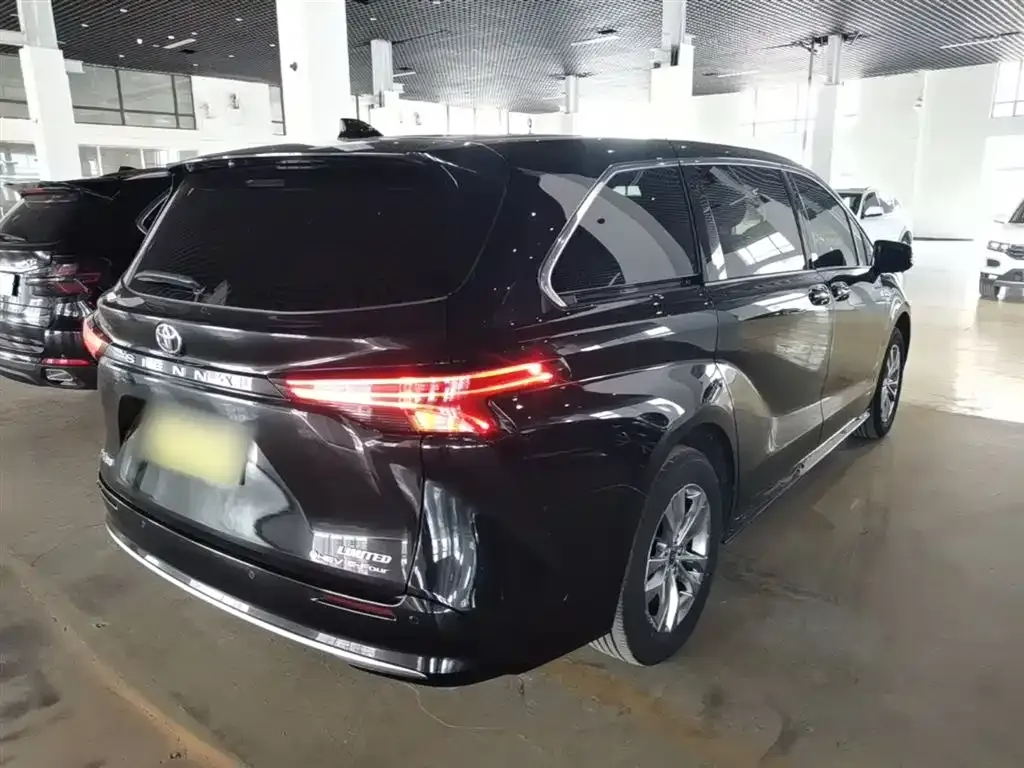 Toyota Sienna — фото 4
