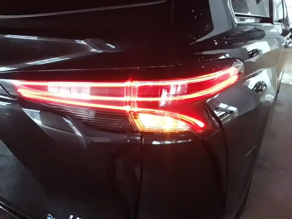 Toyota Sienna — фото 3