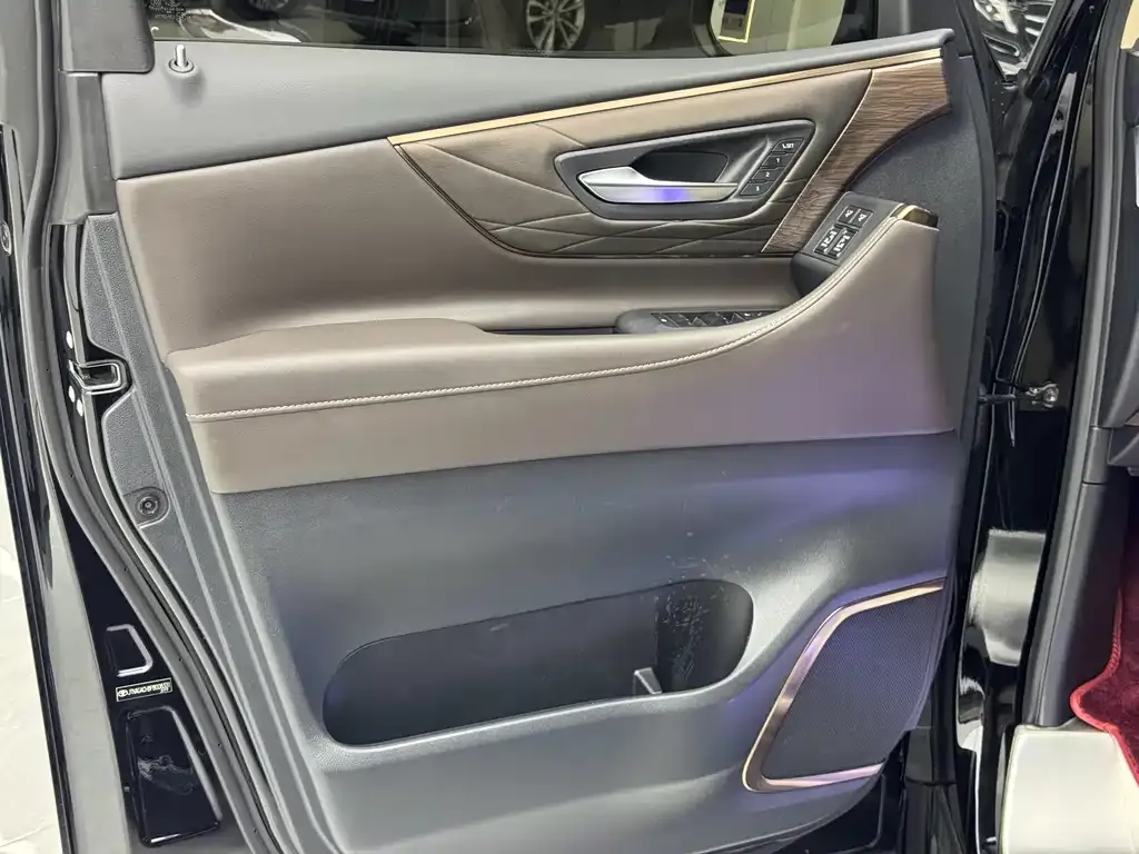 Toyota Alphard — фото 5