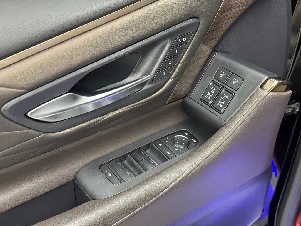 Toyota Alphard — фото 9