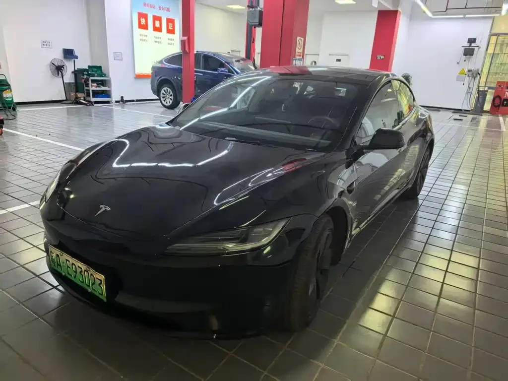 Tesla Model 3 — фото 1
