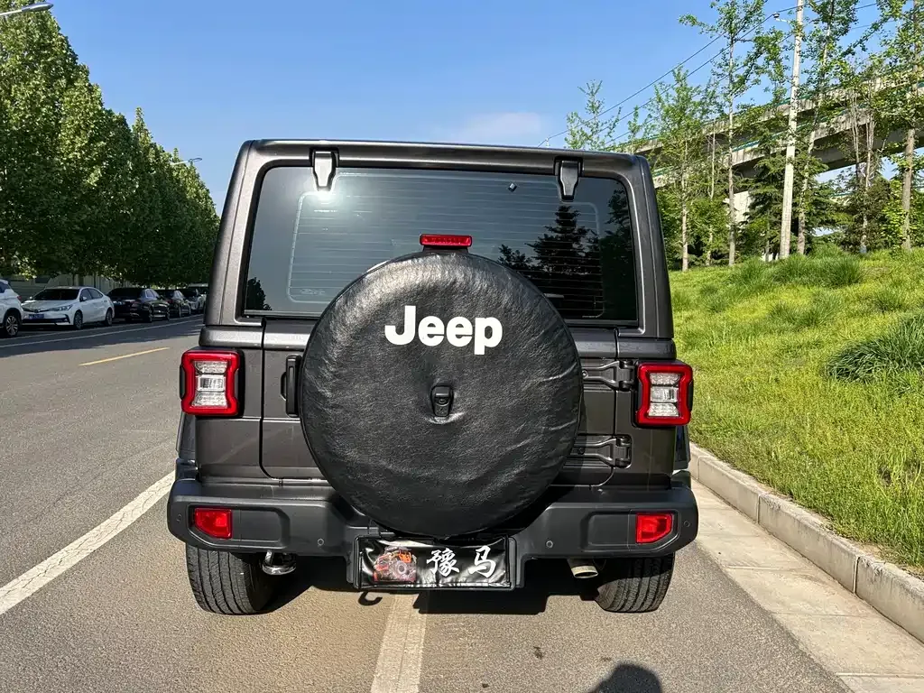 Jeep Wrangler — фото 8