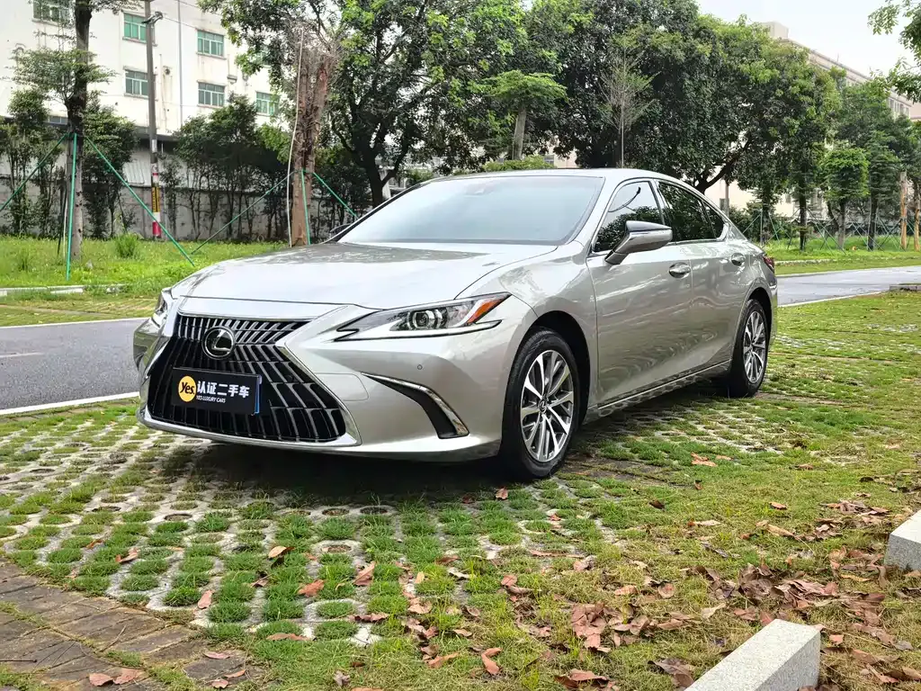 Lexus ES — фото 1