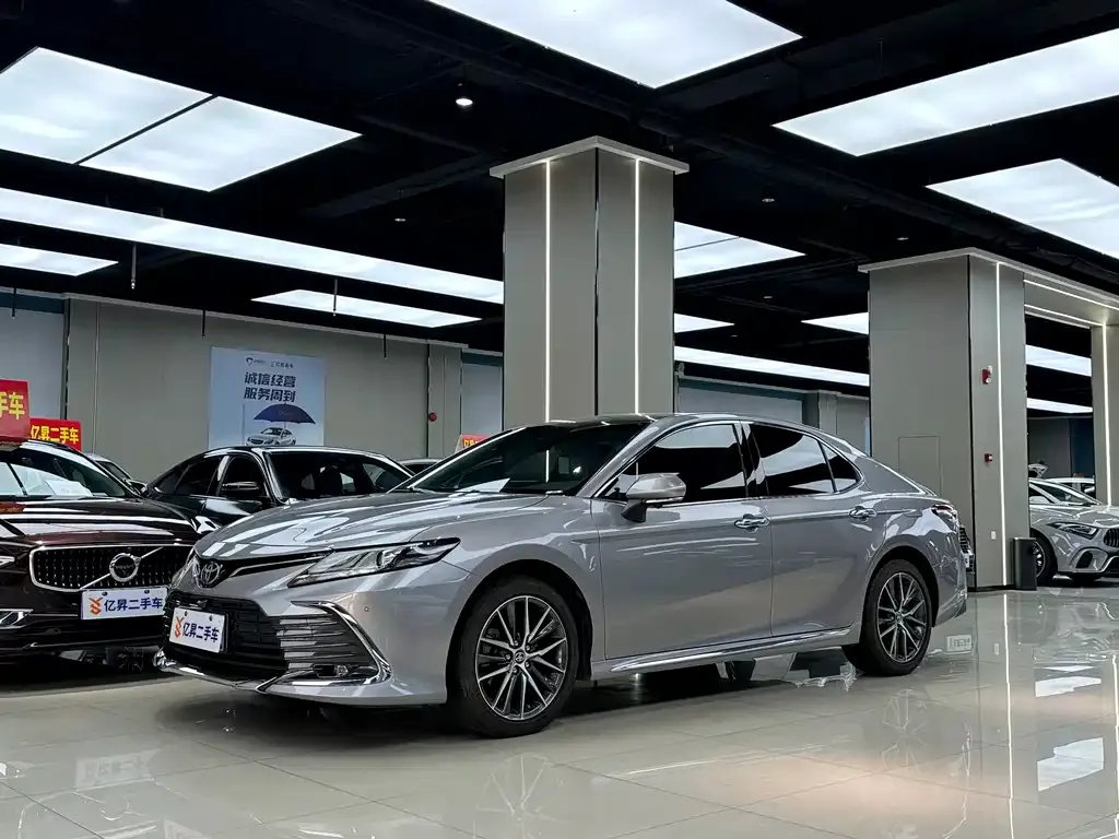 Toyota Camry — фото 1