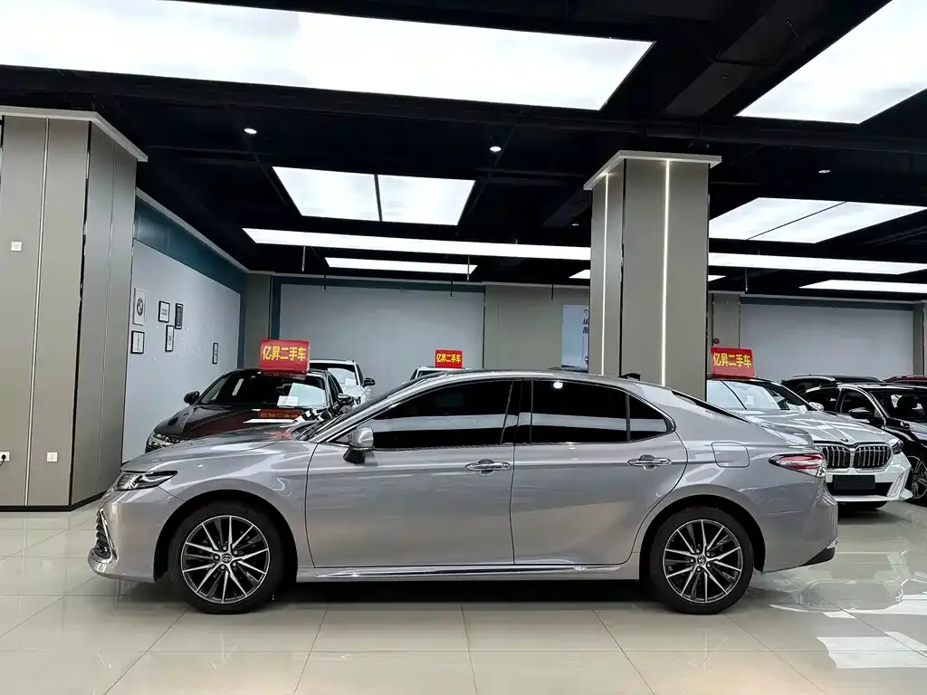 Toyota Camry — фото 7