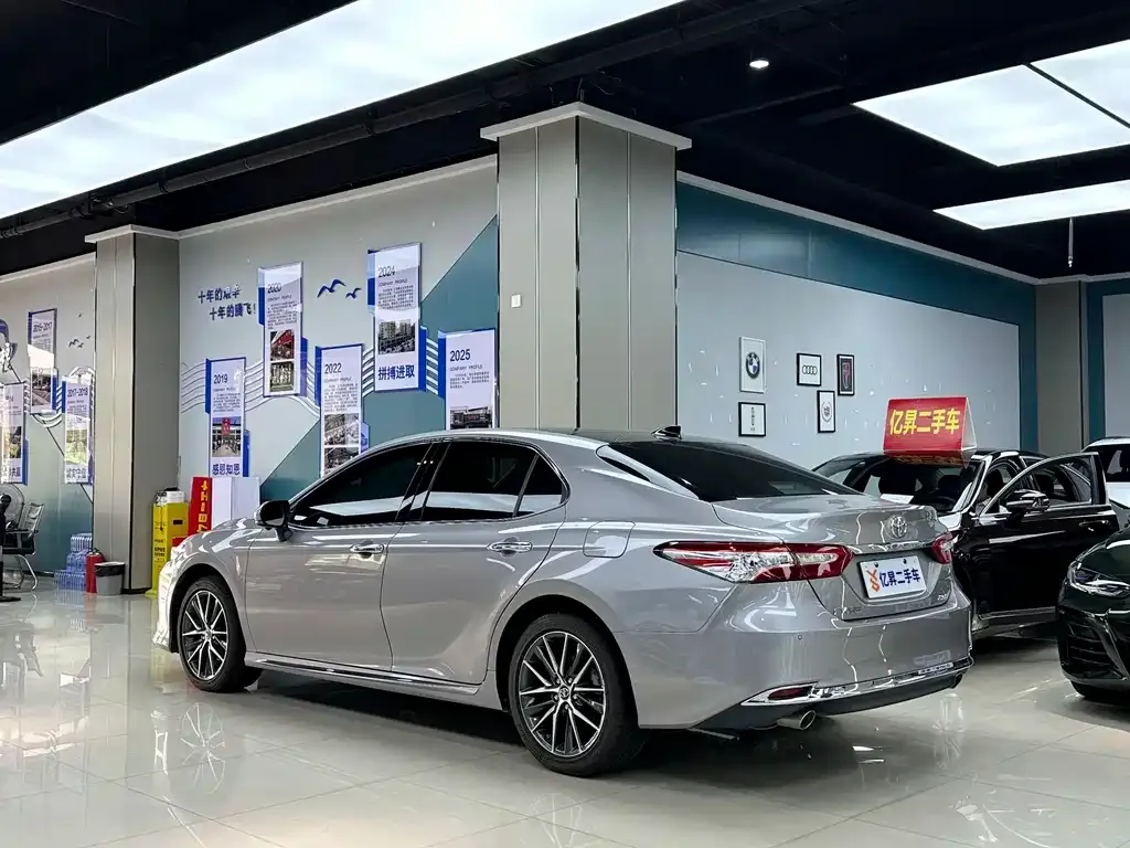 Toyota Camry — фото 2