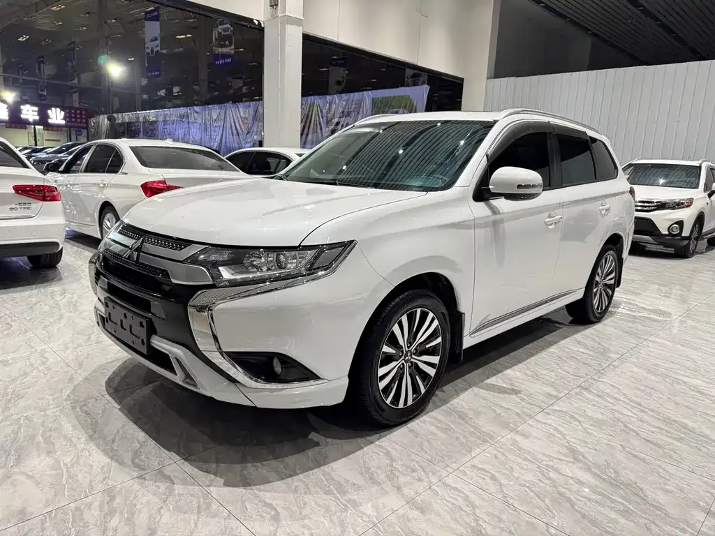 Mitsubishi Outlander — фото 1