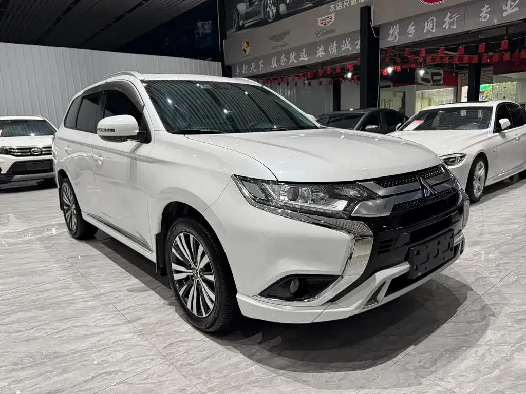 Mitsubishi Outlander — фото 8