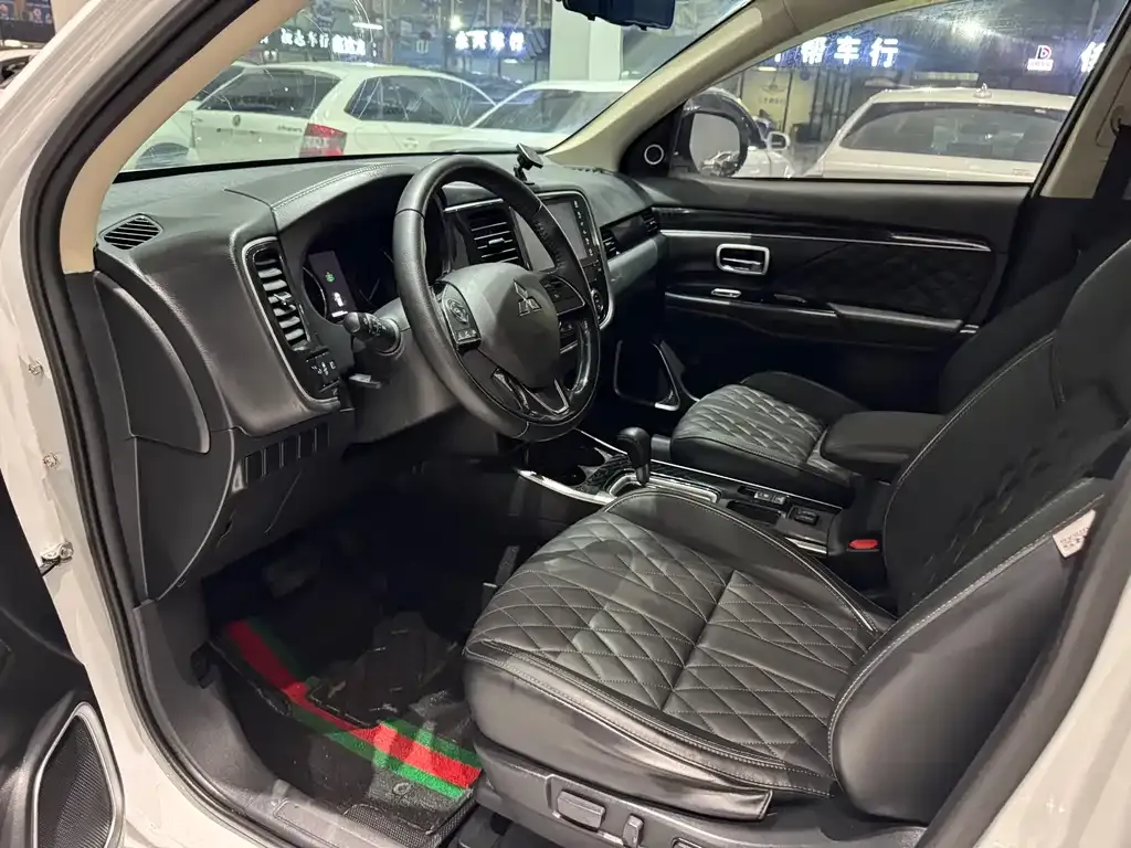 Mitsubishi Outlander — фото 4