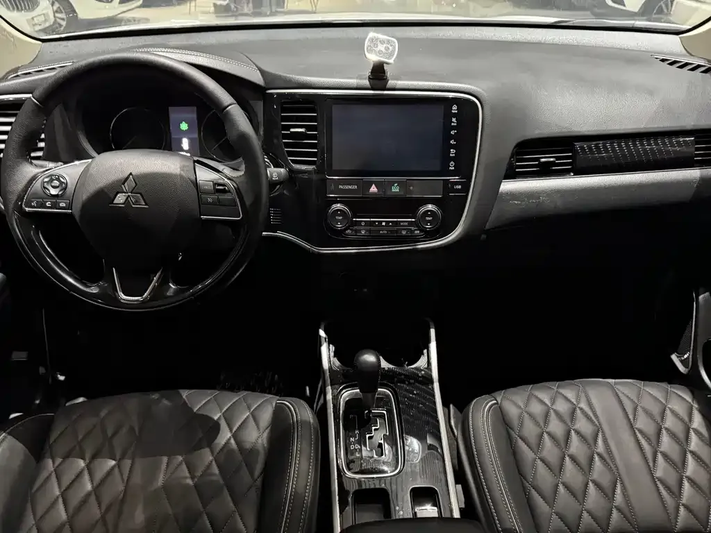 Mitsubishi Outlander — фото 2