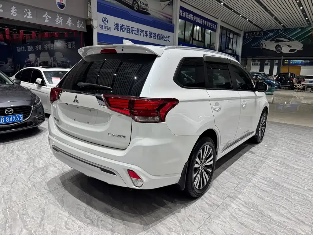 Mitsubishi Outlander — фото 9