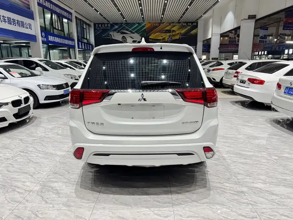 Mitsubishi Outlander — фото 7