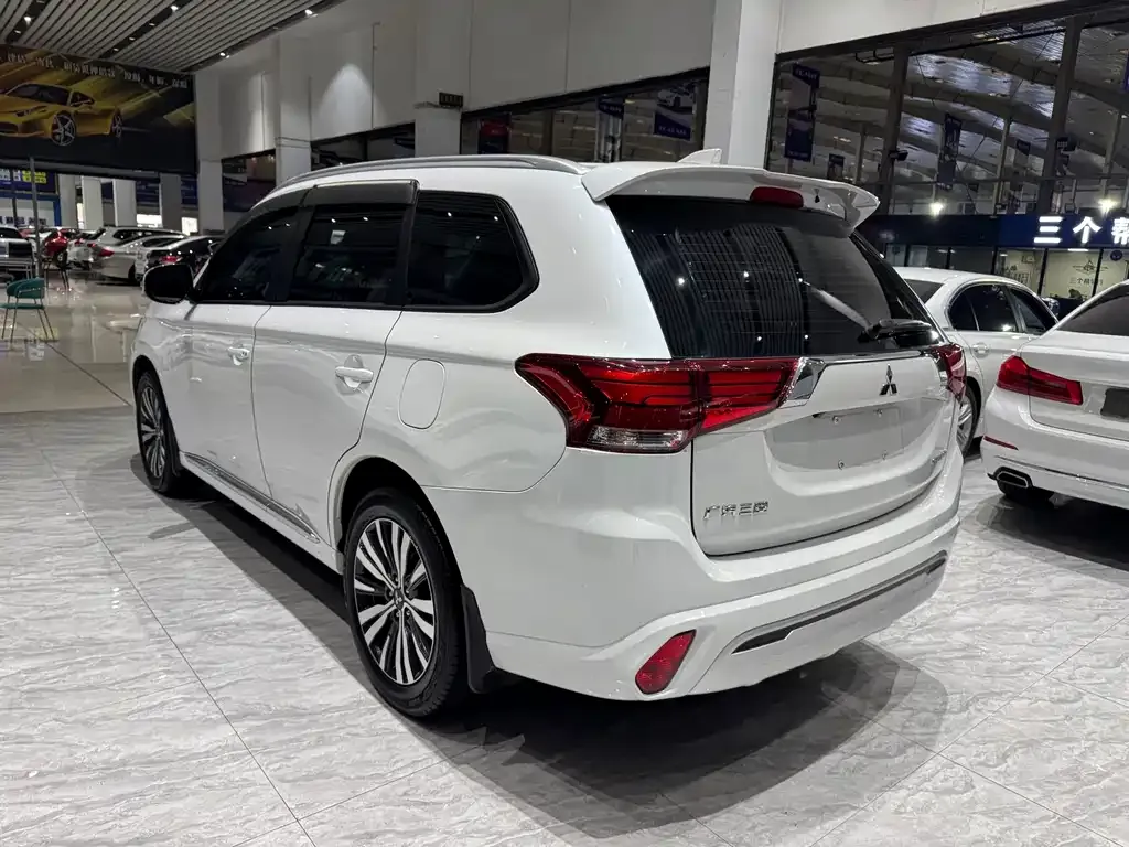 Mitsubishi Outlander — фото 5