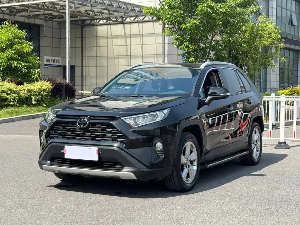 Toyota RAV4 — фото 1
