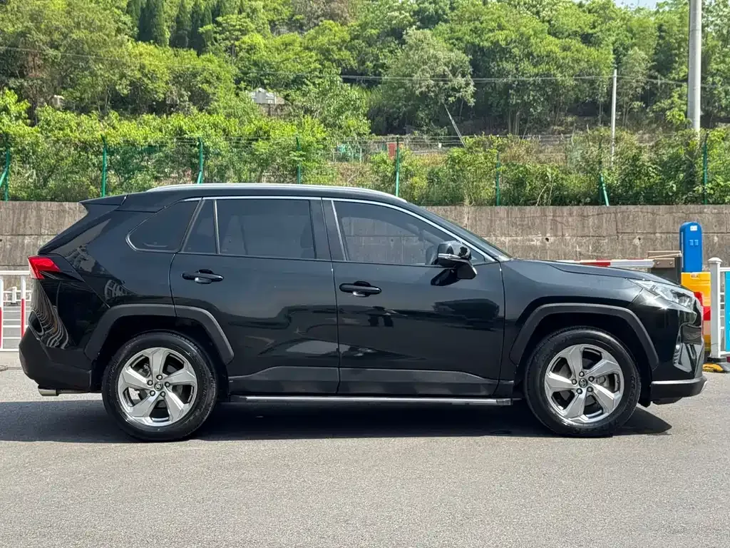 Toyota RAV4 — фото 10