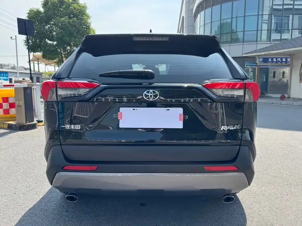 Toyota RAV4 — фото 7