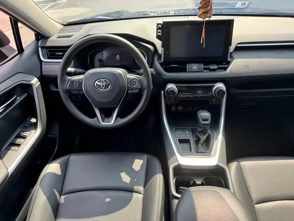 Toyota RAV4 — фото 3