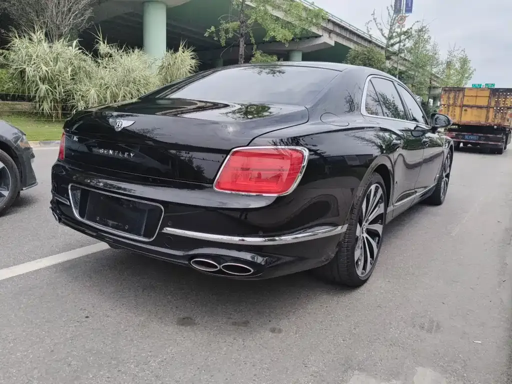 Bentley Flying Spur — фото 4