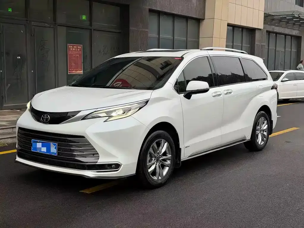 Toyota Sienna — фото 1