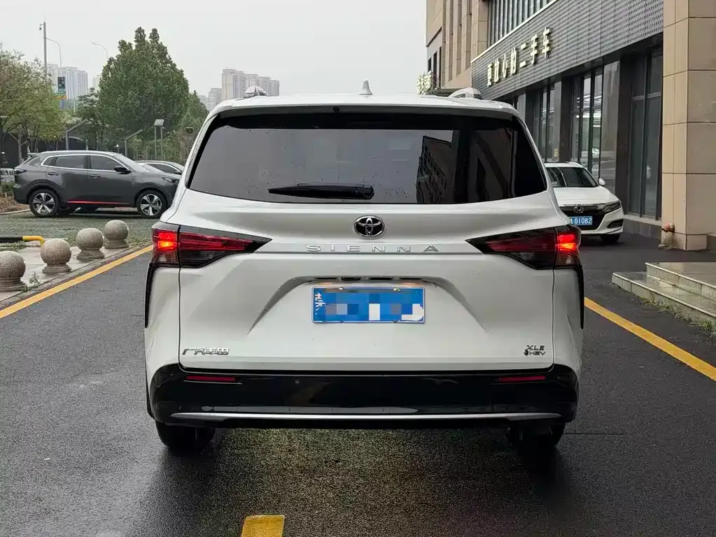 Toyota Sienna — фото 7