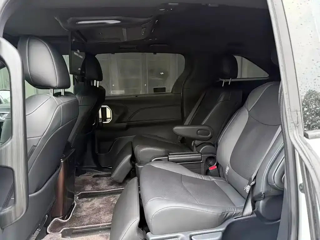 Toyota Sienna — фото 3