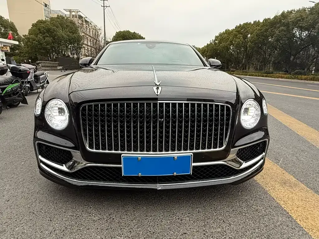 Bentley Flying Spur — фото 1