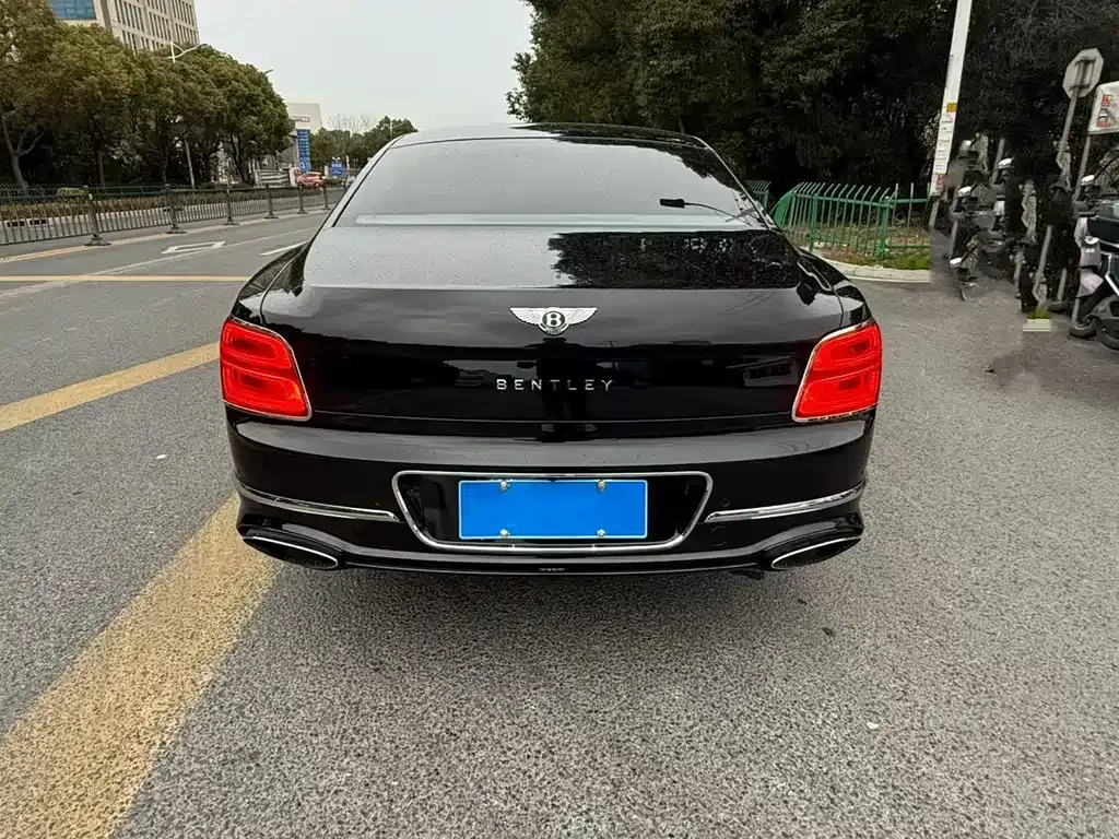 Bentley Flying Spur — фото 9