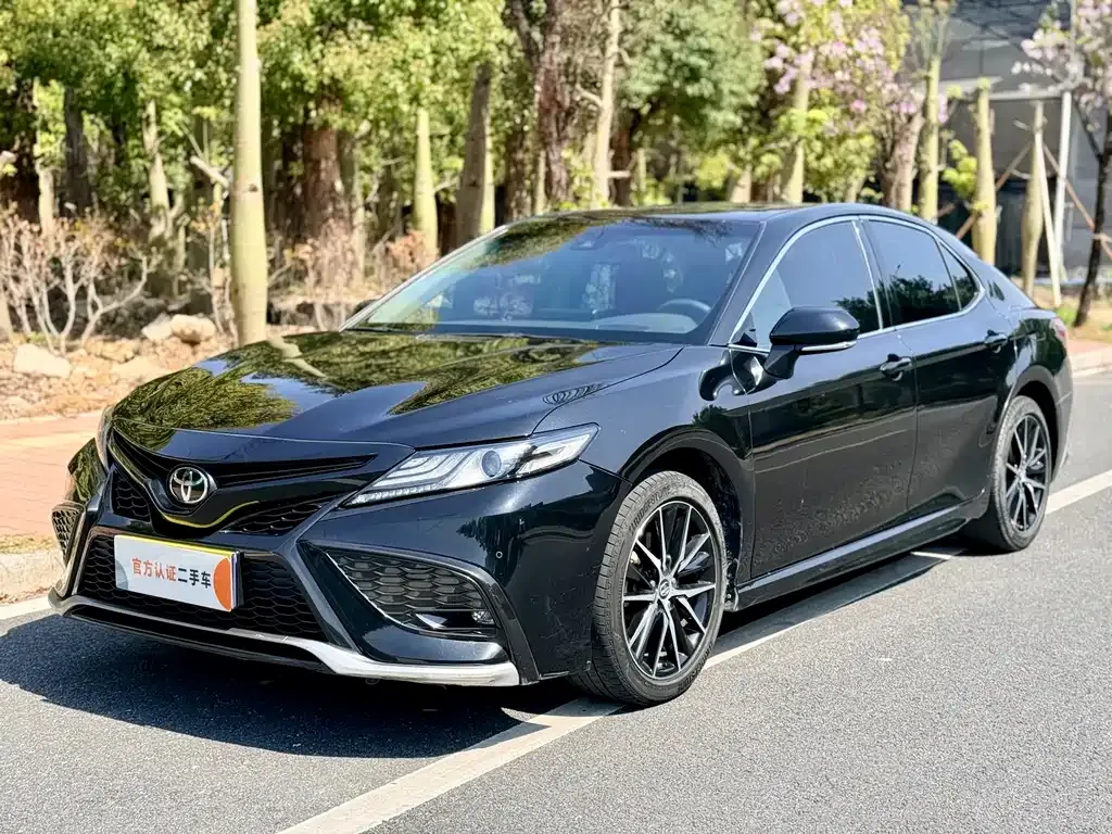 Toyota Camry — фото 1