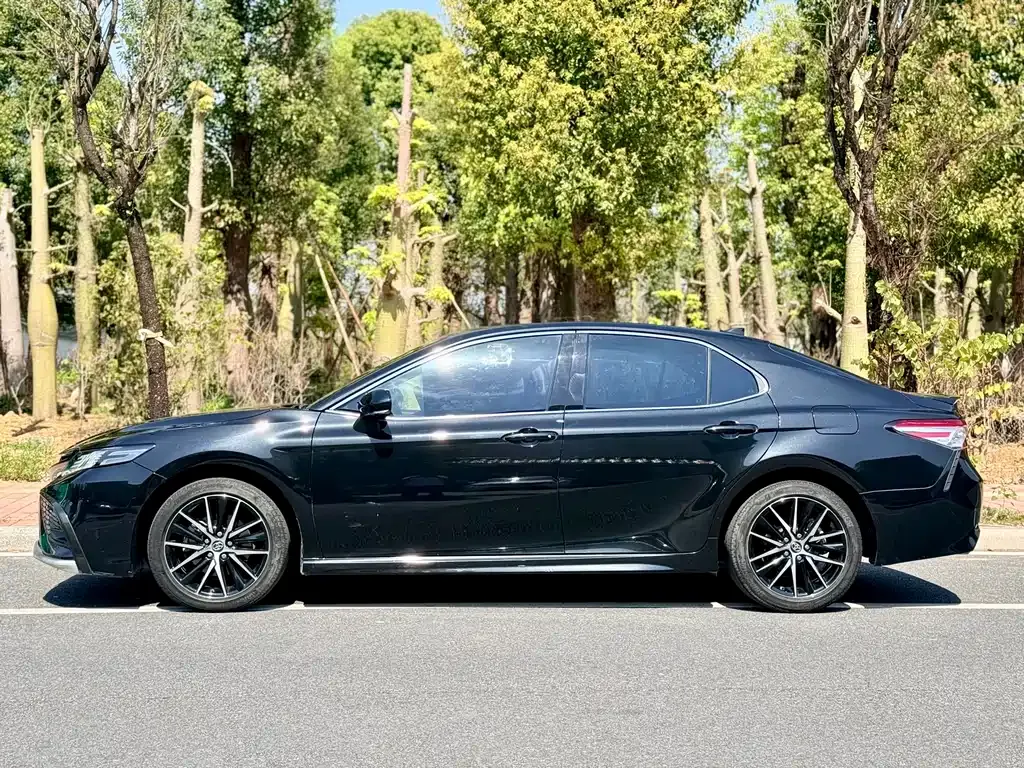 Toyota Camry — фото 10