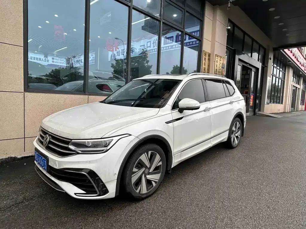 Volkswagen Tiguan L — фото 1