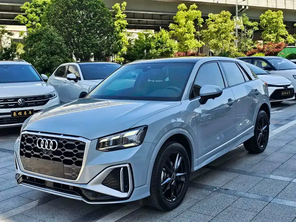 Audi Q2L — фото 1