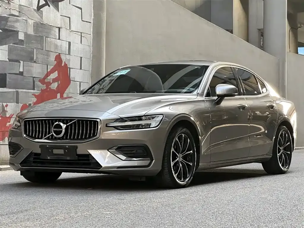 Volvo S60 — фото 1