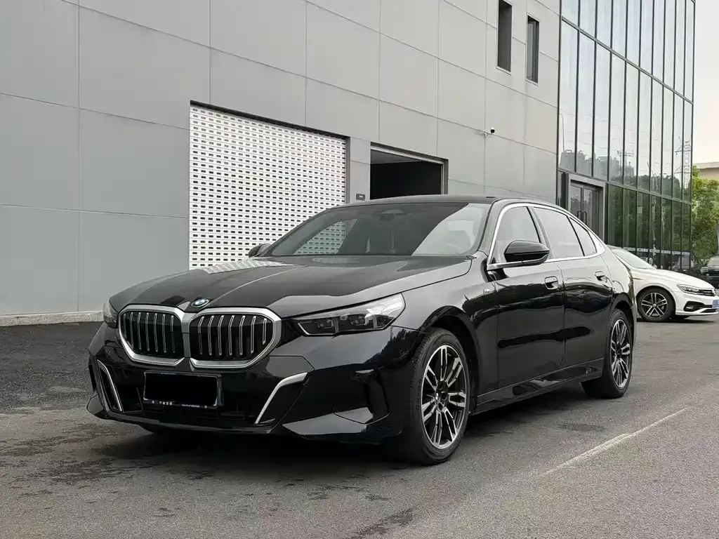 BMW 5 Series — фото 1