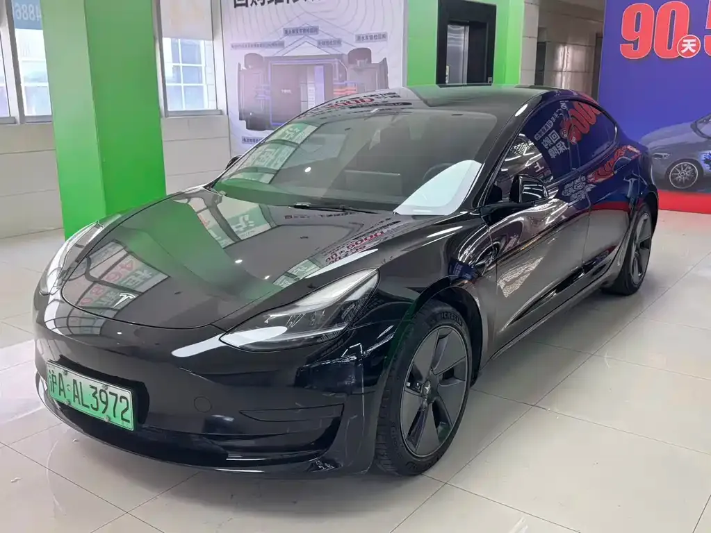 Tesla Model 3 — фото 1