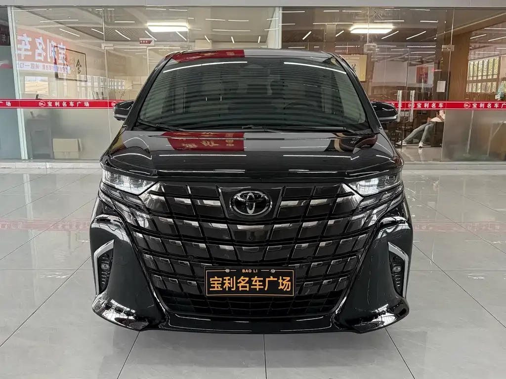 Toyota Alphard — фото 1