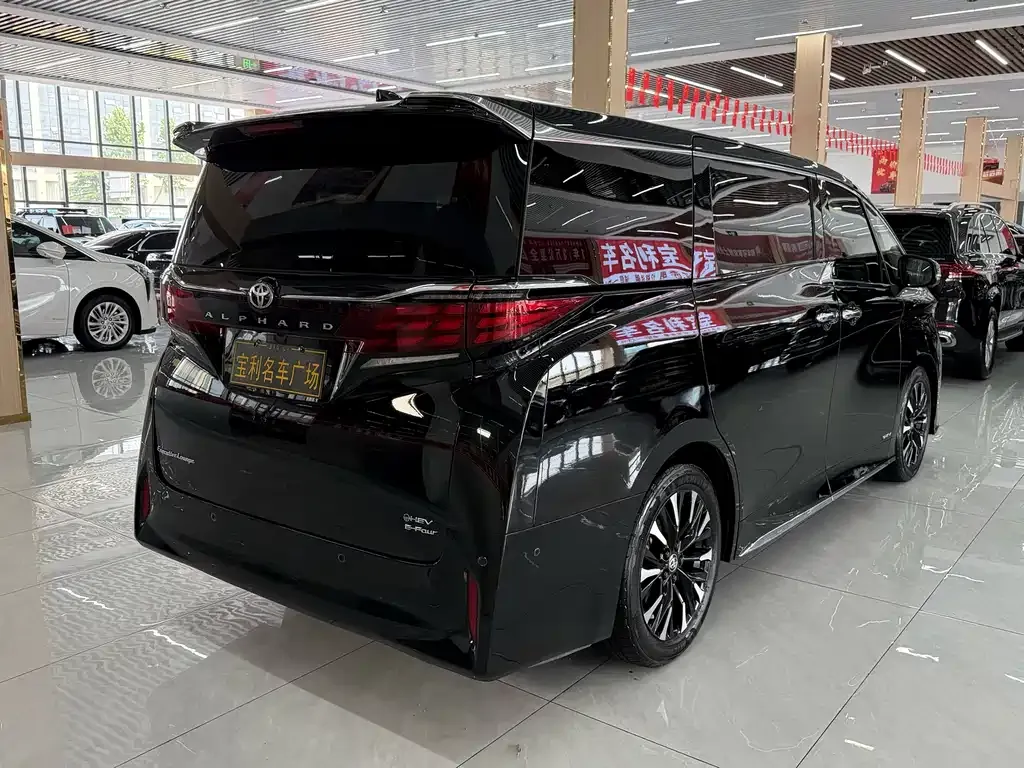 Toyota Alphard — фото 2