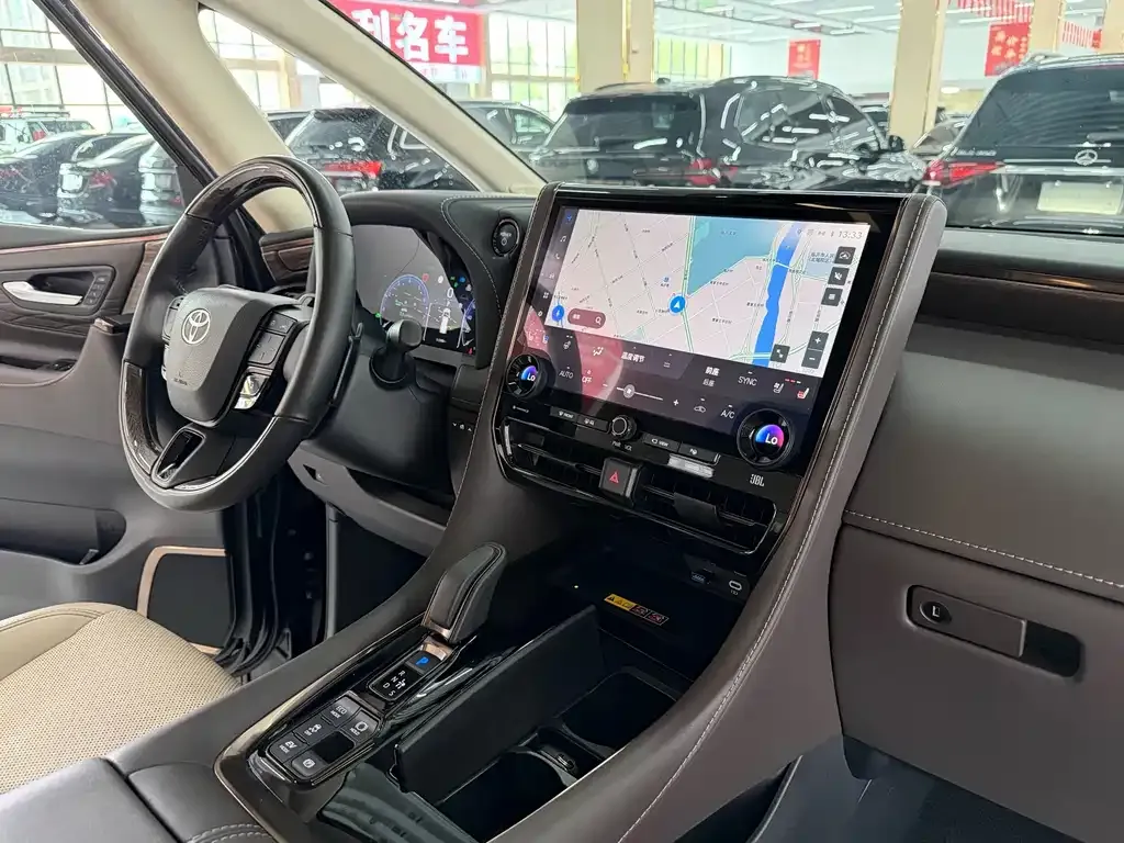 Toyota Alphard — фото 8