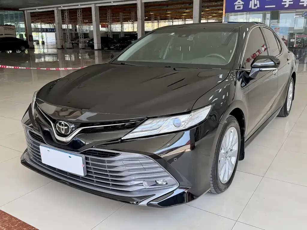 Toyota Camry — фото 1