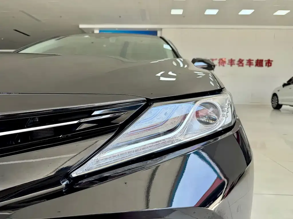 Toyota Camry — фото 2