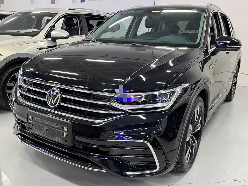 Volkswagen Tiguan L — фото 1